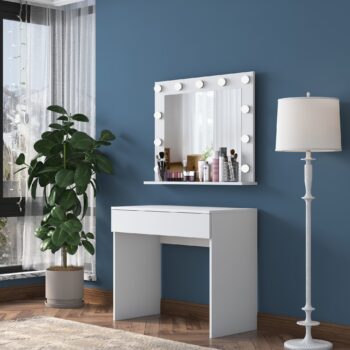 Toaletný stolík LATINO – Elegantný škandinávsky dizajn pre vašu spálňuToaletný stolík LATINO je dokonalým doplnkom do každej spálne. Vďaka modernému škandinávskemu štýlu, čistým líniám a bielej farbe prináša do vášho interiéru eleganciu a praktickosť. Je navrhnutý pre maximálne pohodlie a ideálnu organizáciu.Hlavné vlastnosti:Typ tovaru: toaletný stolík so zrkadlomRozmer: 76.8 x 90 x 45 cmFarba: bielaMateriál: melamín, VT laminátHrúbka materiálu: 18 mmVybavenie: 1 zásuvka a zrkadloŠtýl: škandinávskyTvar: obdĺžnikovýPočet osôb: pre jednéhoDodatočné informácie: dodávame v demonteToaletný stolík LATINO je vybavený priestrannou zásuvkou, ktorá poskytuje dostatok miesta na uloženie kozmetiky, šperkov alebo iných drobností. Veľké zrkadlo zaisťuje komfortný priestor pre každodennú starostlivosť o váš vzhľad.Kvalitné materiály, ako melamín a VT laminát, zaisťujú odolnosť voči opotrebovaniu a jednoduchú údržbu. Vďaka obdĺžnikovému tvaru sa stolík hodí aj do menších priestorov, kde efektívne využije dostupné miesto. Dodávame v demontovanom stave s jednoduchým návodom na zostavenie.Objednajte si toaletný stolík LATINO ešte dnes a vytvorte si svoj vlastný kozmetický kútik, ktorý je štýlový, funkčný a pohodlný!
