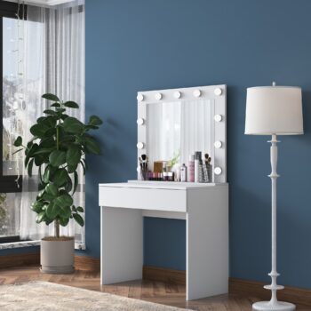 Toaletný stolík LATINO – Elegantný škandinávsky dizajn pre vašu spálňuToaletný stolík LATINO je dokonalým doplnkom do každej spálne. Vďaka modernému škandinávskemu štýlu, čistým líniám a bielej farbe prináša do vášho interiéru eleganciu a praktickosť. Je navrhnutý pre maximálne pohodlie a ideálnu organizáciu.Hlavné vlastnosti:Typ tovaru: toaletný stolík so zrkadlomRozmer: 76.8 x 90 x 45 cmFarba: bielaMateriál: melamín, VT laminátHrúbka materiálu: 18 mmVybavenie: 1 zásuvka a zrkadloŠtýl: škandinávskyTvar: obdĺžnikovýPočet osôb: pre jednéhoDodatočné informácie: dodávame v demonteToaletný stolík LATINO je vybavený priestrannou zásuvkou, ktorá poskytuje dostatok miesta na uloženie kozmetiky, šperkov alebo iných drobností. Veľké zrkadlo zaisťuje komfortný priestor pre každodennú starostlivosť o váš vzhľad.Kvalitné materiály, ako melamín a VT laminát, zaisťujú odolnosť voči opotrebovaniu a jednoduchú údržbu. Vďaka obdĺžnikovému tvaru sa stolík hodí aj do menších priestorov, kde efektívne využije dostupné miesto. Dodávame v demontovanom stave s jednoduchým návodom na zostavenie.Objednajte si toaletný stolík LATINO ešte dnes a vytvorte si svoj vlastný kozmetický kútik, ktorý je štýlový, funkčný a pohodlný!