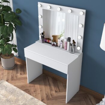 Toaletný stolík LATINO – Elegantný škandinávsky dizajn pre vašu spálňuToaletný stolík LATINO je dokonalým doplnkom do každej spálne. Vďaka modernému škandinávskemu štýlu, čistým líniám a bielej farbe prináša do vášho interiéru eleganciu a praktickosť. Je navrhnutý pre maximálne pohodlie a ideálnu organizáciu.Hlavné vlastnosti:Typ tovaru: toaletný stolík so zrkadlomRozmer: 76.8 x 90 x 45 cmFarba: bielaMateriál: melamín, VT laminátHrúbka materiálu: 18 mmVybavenie: 1 zásuvka a zrkadloŠtýl: škandinávskyTvar: obdĺžnikovýPočet osôb: pre jednéhoDodatočné informácie: dodávame v demonteToaletný stolík LATINO je vybavený priestrannou zásuvkou, ktorá poskytuje dostatok miesta na uloženie kozmetiky, šperkov alebo iných drobností. Veľké zrkadlo zaisťuje komfortný priestor pre každodennú starostlivosť o váš vzhľad.Kvalitné materiály, ako melamín a VT laminát, zaisťujú odolnosť voči opotrebovaniu a jednoduchú údržbu. Vďaka obdĺžnikovému tvaru sa stolík hodí aj do menších priestorov, kde efektívne využije dostupné miesto. Dodávame v demontovanom stave s jednoduchým návodom na zostavenie.Objednajte si toaletný stolík LATINO ešte dnes a vytvorte si svoj vlastný kozmetický kútik, ktorý je štýlový, funkčný a pohodlný!