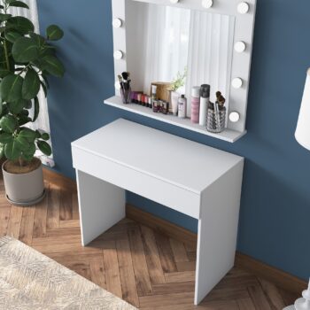 Toaletný stolík LATINO – Elegantný škandinávsky dizajn pre vašu spálňuToaletný stolík LATINO je dokonalým doplnkom do každej spálne. Vďaka modernému škandinávskemu štýlu, čistým líniám a bielej farbe prináša do vášho interiéru eleganciu a praktickosť. Je navrhnutý pre maximálne pohodlie a ideálnu organizáciu.Hlavné vlastnosti:Typ tovaru: toaletný stolík so zrkadlomRozmer: 76.8 x 90 x 45 cmFarba: bielaMateriál: melamín, VT laminátHrúbka materiálu: 18 mmVybavenie: 1 zásuvka a zrkadloŠtýl: škandinávskyTvar: obdĺžnikovýPočet osôb: pre jednéhoDodatočné informácie: dodávame v demonteToaletný stolík LATINO je vybavený priestrannou zásuvkou, ktorá poskytuje dostatok miesta na uloženie kozmetiky, šperkov alebo iných drobností. Veľké zrkadlo zaisťuje komfortný priestor pre každodennú starostlivosť o váš vzhľad.Kvalitné materiály, ako melamín a VT laminát, zaisťujú odolnosť voči opotrebovaniu a jednoduchú údržbu. Vďaka obdĺžnikovému tvaru sa stolík hodí aj do menších priestorov, kde efektívne využije dostupné miesto. Dodávame v demontovanom stave s jednoduchým návodom na zostavenie.Objednajte si toaletný stolík LATINO ešte dnes a vytvorte si svoj vlastný kozmetický kútik, ktorý je štýlový, funkčný a pohodlný!