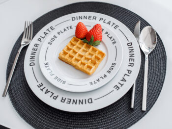 Predstavujeme vám elegantnú porcelánovú jedálenskú súpravu Laurel, ktorá sa skladá z 12 kusov a je dostupná v sofistikovanej kombinácii bielej a čiernej farby. Táto súprava je ideálnym doplnkom pre každú modernú domácnosť, kde sa kladie dôraz na štýl a funkčnosť.