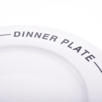 Predstavujeme vám elegantnú porcelánovú jedálenskú súpravu Laurel, ktorá sa skladá z 12 kusov a je dostupná v sofistikovanej kombinácii bielej a čiernej farby. Táto súprava je ideálnym doplnkom pre každú modernú domácnosť, kde sa kladie dôraz na štýl a funkčnosť.