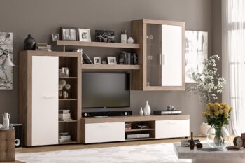 LEANS je elegantná obývacia zostava v modernom dizajne, ktorá vďaka príjemným farebným kombináciám vytvára pocit rodinného tepla a útulnosti.Je vyrobená z kvalitnej LTD dosky, ktorá je nenáročná na udržiavanie.Farebné prevedenie dub tabaco-biela.Kúpou tejto obývacej zostavy získate bohatá priestor na uloženie pohárov, porcelánu, kníh, či iných drobností.Skladá sa z:televízny stolík: rozmery (ŠxVxH) 204 x 40 x 45 cmpolica : rozmery (ŠxVxH) 153 x 42 x 26 cmjednodverová vitrína : rozmery (ŠxVxH) 89 x 141 x 34 cmzávesná vitrína: rozmery (ŠxVxH) 89 x 118 x 34 cm.Obývacia stena sa dá zakúpiť iba ako zostava. Dodávame v demonte. 