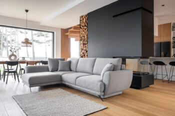 LERDE je mimoriadne útulná a zároveň pohodlná rohová sedačka v tvare L s rozmermi 280 x 191 x 90 cm v látke Gusto 86 v ľavom prevedení.Medzi charakteristické znaky patrí: stabilná konštrukcia, tlmený, ale zaujímavý vzhľad, čalúnené operadlo, veľké vankúše, štýlové nohy dodávajúce ľahkosť celej konštrukcii a hlboký, mäkký sedák z HR peny. Zaručuje tiež správnu polohu tela počas odpočinku a značné pohodlie. Rohová sedačka Lerde je multifunkčný kus nábytku, pretože poskytuje maximálny komfort vo dne aj v noci. Po rozložení pohovky pomocou intuitívneho a nekomplikovaného mechanizmu Delphin získate plochu na spanie 126 x 240 cm a priestranný úložný priestor na lôžkoviny.Rohová sedačka Lerde je kus nábytku, ktorý splní všetky vaše požiadavky. Má všetko, čo je potrebné na dosiahnutie najvyššej úrovne pre relax a pohodlie. Nosnosť: 320 kgPlocha na spanie: 126 x 240 cmRozmery(ŠxHxV): 280 x 191 x 90 cmHĺbka sedacej plochy:60cm, šírka sedacej plochy:240 cm, výška sedu: 42 cm, výška nôh: 13cm, materiál kov.Upozornenie: Váš monitor z hľadiska nastavenia nemusí zobrazovať farby také, ako sú v skutočnosti.