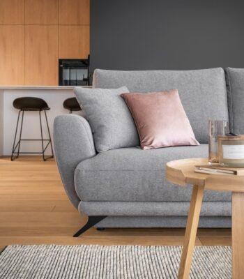 LERDE je mimoriadne útulná a zároveň pohodlná rohová sedačka v tvare L s rozmermi 280 x 191 x 90 cm v látke Gusto 86 v pravom prevedení.Medzi charakteristické znaky patrí: stabilná konštrukcia, tlmený, ale zaujímavý vzhľad, čalúnené operadlo, veľké vankúše, štýlové nohy dodávajúce ľahkosť celej konštrukcii a hlboký, mäkký sedák z HR peny. Zaručuje tiež správnu polohu tela počas odpočinku a značné pohodlie. Rohová sedačka Lerde je multifunkčný kus nábytku, pretože poskytuje maximálny komfort vo dne aj v noci. Po rozložení pohovky pomocou intuitívneho a nekomplikovaného mechanizmu Delphin získate plochu na spanie 126 x 240 cm a priestranný úložný priestor na lôžkoviny.Rohová sedačka Lerde je kus nábytku, ktorý splní všetky vaše požiadavky. Má všetko, čo je potrebné na dosiahnutie najvyššej úrovne pre relax a pohodlie. Nosnosť: 320 kgPlocha na spanie: 126 x 240 cmRozmery(ŠxHxV): 280 x 191 x 90 cmHĺbka sedacej plochy:60cm, šírka sedacej plochy:240 cm, výška sedu: 42 cm, výška nôh: 13cm, materiál kov.Upozornenie: Váš monitor z hľadiska nastavenia nemusí zobrazovať farby také, ako sú v skutočnosti.