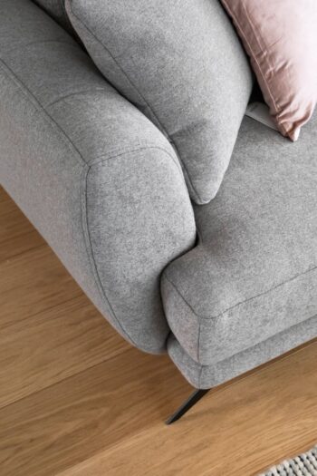 LERDE je mimoriadne útulná a zároveň pohodlná rohová sedačka v tvare L s rozmermi 280 x 191 x 90 cm v látke Gusto 86 v pravom prevedení.Medzi charakteristické znaky patrí: stabilná konštrukcia, tlmený, ale zaujímavý vzhľad, čalúnené operadlo, veľké vankúše, štýlové nohy dodávajúce ľahkosť celej konštrukcii a hlboký, mäkký sedák z HR peny. Zaručuje tiež správnu polohu tela počas odpočinku a značné pohodlie. Rohová sedačka Lerde je multifunkčný kus nábytku, pretože poskytuje maximálny komfort vo dne aj v noci. Po rozložení pohovky pomocou intuitívneho a nekomplikovaného mechanizmu Delphin získate plochu na spanie 126 x 240 cm a priestranný úložný priestor na lôžkoviny.Rohová sedačka Lerde je kus nábytku, ktorý splní všetky vaše požiadavky. Má všetko, čo je potrebné na dosiahnutie najvyššej úrovne pre relax a pohodlie. Nosnosť: 320 kgPlocha na spanie: 126 x 240 cmRozmery(ŠxHxV): 280 x 191 x 90 cmHĺbka sedacej plochy:60cm, šírka sedacej plochy:240 cm, výška sedu: 42 cm, výška nôh: 13cm, materiál kov.Upozornenie: Váš monitor z hľadiska nastavenia nemusí zobrazovať farby také, ako sú v skutočnosti.