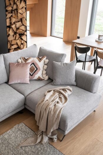 LERDE je mimoriadne útulná a zároveň pohodlná rohová sedačka v tvare L s rozmermi 280 x 191 x 90 cm v látke Gusto 86 v pravom prevedení.Medzi charakteristické znaky patrí: stabilná konštrukcia, tlmený, ale zaujímavý vzhľad, čalúnené operadlo, veľké vankúše, štýlové nohy dodávajúce ľahkosť celej konštrukcii a hlboký, mäkký sedák z HR peny. Zaručuje tiež správnu polohu tela počas odpočinku a značné pohodlie. Rohová sedačka Lerde je multifunkčný kus nábytku, pretože poskytuje maximálny komfort vo dne aj v noci. Po rozložení pohovky pomocou intuitívneho a nekomplikovaného mechanizmu Delphin získate plochu na spanie 126 x 240 cm a priestranný úložný priestor na lôžkoviny.Rohová sedačka Lerde je kus nábytku, ktorý splní všetky vaše požiadavky. Má všetko, čo je potrebné na dosiahnutie najvyššej úrovne pre relax a pohodlie. Nosnosť: 320 kgPlocha na spanie: 126 x 240 cmRozmery(ŠxHxV): 280 x 191 x 90 cmHĺbka sedacej plochy:60cm, šírka sedacej plochy:240 cm, výška sedu: 42 cm, výška nôh: 13cm, materiál kov.Upozornenie: Váš monitor z hľadiska nastavenia nemusí zobrazovať farby také, ako sú v skutočnosti.