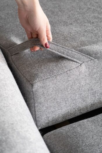 LERDE je mimoriadne útulná a zároveň pohodlná rohová sedačka v tvare L s rozmermi 280 x 191 x 90 cm v látke Gusto 86 v pravom prevedení.Medzi charakteristické znaky patrí: stabilná konštrukcia, tlmený, ale zaujímavý vzhľad, čalúnené operadlo, veľké vankúše, štýlové nohy dodávajúce ľahkosť celej konštrukcii a hlboký, mäkký sedák z HR peny. Zaručuje tiež správnu polohu tela počas odpočinku a značné pohodlie. Rohová sedačka Lerde je multifunkčný kus nábytku, pretože poskytuje maximálny komfort vo dne aj v noci. Po rozložení pohovky pomocou intuitívneho a nekomplikovaného mechanizmu Delphin získate plochu na spanie 126 x 240 cm a priestranný úložný priestor na lôžkoviny.Rohová sedačka Lerde je kus nábytku, ktorý splní všetky vaše požiadavky. Má všetko, čo je potrebné na dosiahnutie najvyššej úrovne pre relax a pohodlie. Nosnosť: 320 kgPlocha na spanie: 126 x 240 cmRozmery(ŠxHxV): 280 x 191 x 90 cmHĺbka sedacej plochy:60cm, šírka sedacej plochy:240 cm, výška sedu: 42 cm, výška nôh: 13cm, materiál kov.Upozornenie: Váš monitor z hľadiska nastavenia nemusí zobrazovať farby také, ako sú v skutočnosti.