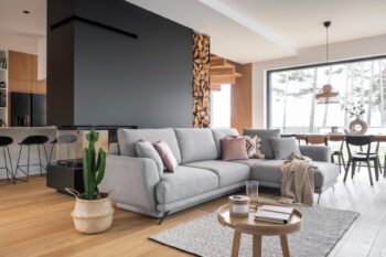 LERDE je mimoriadne útulná a zároveň pohodlná rohová sedačka v tvare L s rozmermi 280 x 191 x 90 cm v látke Loco 35 v ľavom prevedení.Medzi charakteristické znaky patrí: stabilná konštrukcia, tlmený, ale zaujímavý vzhľad, čalúnené operadlo, veľké vankúše, štýlové nohy dodávajúce ľahkosť celej konštrukcii a hlboký, mäkký sedák z HR peny. Zaručuje tiež správnu polohu tela počas odpočinku a značné pohodlie. Rohová sedačka Lerde je multifunkčný kus nábytku, pretože poskytuje maximálny komfort vo dne aj v noci. Po rozložení pohovky pomocou intuitívneho a nekomplikovaného mechanizmu Delphin získate plochu na spanie 126 x 240 cm a priestranný úložný priestor na lôžkoviny.Rohová sedačka Lerde je kus nábytku, ktorý splní všetky vaše požiadavky. Má všetko, čo je potrebné na dosiahnutie najvyššej úrovne pre relax a pohodlie. Nosnosť: 320 kgPlocha na spanie: 126 x 240 cmRozmery(ŠxHxV): 280 x 191 x 90 cmHĺbka sedacej plochy:60cm, šírka sedacej plochy:240 cm, výška sedu: 42 cm, výška nôh: 13cm, materiál kov.Upozornenie: Váš monitor z hľadiska nastavenia nemusí zobrazovať farby také, ako sú v skutočnosti.