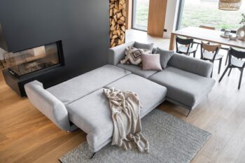 LERDE je mimoriadne útulná a zároveň pohodlná rohová sedačka v tvare L s rozmermi 280 x 191 x 90 cm v látke Loco 35 v pravom prevedení.Medzi charakteristické znaky patrí: stabilná konštrukcia, tlmený, ale zaujímavý vzhľad, čalúnené operadlo, veľké vankúše, štýlové nohy dodávajúce ľahkosť celej konštrukcii a hlboký, mäkký sedák z HR peny. Zaručuje tiež správnu polohu tela počas odpočinku a značné pohodlie. Rohová sedačka Lerde je multifunkčný kus nábytku, pretože poskytuje maximálny komfort vo dne aj v noci. Po rozložení pohovky pomocou intuitívneho a nekomplikovaného mechanizmu Delphin získate plochu na spanie 126 x 240 cm a priestranný úložný priestor na lôžkoviny.Rohová sedačka Lerde je kus nábytku, ktorý splní všetky vaše požiadavky. Má všetko, čo je potrebné na dosiahnutie najvyššej úrovne pre relax a pohodlie. Nosnosť: 320 kgPlocha na spanie: 126 x 240 cmRozmery(ŠxHxV): 280 x 191 x 90 cmHĺbka sedacej plochy:60cm, šírka sedacej plochy:240 cm, výška sedu: 42 cm, výška nôh: 13cm, materiál kov.Upozornenie: Váš monitor z hľadiska nastavenia nemusí zobrazovať farby také, ako sú v skutočnosti.