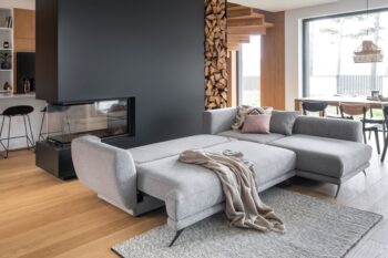 LERDE je mimoriadne útulná a zároveň pohodlná rohová sedačka v tvare L s rozmermi 280 x 191 x 90 cm v látke Sola 18.Medzi charakteristické znaky patrí: stabilná konštrukcia, tlmený, ale zaujímavý vzhľad, čalúnené operadlo, veľké vankúše, štýlové nohy dodávajúce ľahkosť celej konštrukcii a hlboký, mäkký sedák z HR peny. Zaručuje tiež správnu polohu tela počas odpočinku a značné pohodlie. Rohová sedačka Lerde je multifunkčný kus nábytku, pretože poskytuje maximálny komfort vo dne aj v noci. Po rozložení pohovky pomocou intuitívneho a nekomplikovaného mechanizmu Delphin získate plochu na spanie 126 x 240 cm a priestranný úložný priestor na lôžkoviny.Rohová sedačka Lerde je kus nábytku, ktorý splní všetky vaše požiadavky. Má všetko, čo je potrebné na dosiahnutie najvyššej úrovne pre relax a pohodlie. Nosnosť: 320 kgPlocha na spanie: 126 x 240 cmRozmery(ŠxHxV): 280 x 191 x 90 cmHĺbka sedacej plochy:60cm, šírka sedacej plochy:240 cm, výška sedu: 42 cm, výška nôh: 13cm, materiál kov.Upozornenie: Váš monitor zhľadiska nastavenia nemusí zobrazovať farby také, ako sú v skutočnosti.
