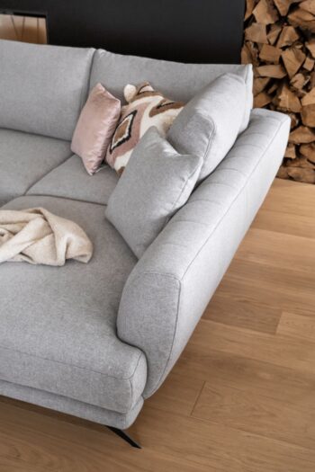 LERDE je mimoriadne útulná a zároveň pohodlná rohová sedačka v tvare L s rozmermi 280 x 191 x 90 cm v látke Sola 18v pravom prevedení.Medzi charakteristické znaky patrí: stabilná konštrukcia, tlmený, ale zaujímavý vzhľad, čalúnené operadlo, veľké vankúše, štýlové nohy dodávajúce ľahkosť celej konštrukcii a hlboký, mäkký sedák z HR peny. Súčasťou sedačky sú dva vankúšiky vo farbe sedačky, ktoré zútulnia váš interiér. Zaručuje tiež správnu polohu tela počas odpočinku a značné pohodlie. Rohová sedačka Lerde je multifunkčný kus nábytku, pretože poskytuje maximálny komfort vo dne aj v noci. Po rozložení pohovky pomocou intuitívneho a nekomplikovaného mechanizmu Delphin získate plochu na spanie 126 x 240 cm a priestranný úložný priestor na lôžkoviny.Rohová sedačka Lerde je kus nábytku, ktorý splní všetky vaše požiadavky. Má všetko, čo je potrebné na dosiahnutie najvyššej úrovne pre relax a pohodlie. Nosnosť: 320 kgPlocha na spanie: 126 x 240 cmRozmery(ŠxHxV): 280 x 191 x 90 cmHĺbka sedacej plochy:60cm, šírka sedacej plochy:240 cm, výška sedu: 42 cm, výška nôh: 13cm, materiál kov.Upozornenie: Váš monitor zhľadiska nastavenia nemusí zobrazovať farby také, ako sú v skutočnosti.