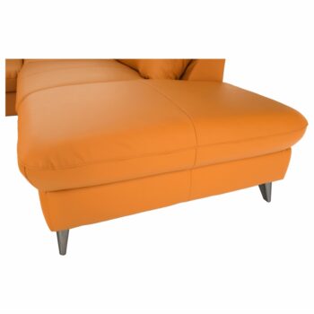 Predstavujeme vám modernú koženú rohovú sedačku s rozkladom Libera New P v elegantnej farbe Amber M9030, ktorá je ideálnym doplnkom pre váš interiér. Táto sedačka od značky KONDELA kombinuje štýlový dizajn a praktickosť, čím sa stáva skvelou voľbou pre každú obývačku.