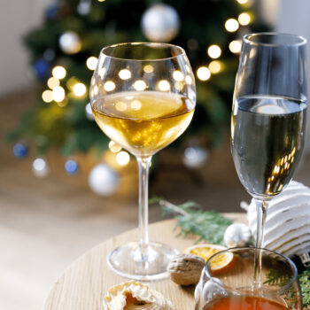 Predstavujeme vám elegantný pohár na víno Lilo Typ 1, ktorý je ideálnym doplnkom pre každú domácnosť. Tento set obsahuje šesť pohárov s objemom 500 ml, ktoré sú vyrobené z kvalitného skla a ponúkajú moderný vzhľad v svetlohnedej dymovej farbe. Poháre sú navrhnuté tak, aby…