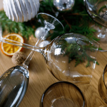 Predstavujeme vám elegantný pohár na víno Lilo Typ 1, ktorý je ideálnym doplnkom pre každú domácnosť. Tento set obsahuje šesť pohárov s objemom 500 ml, ktoré sú vyrobené z kvalitného skla a ponúkajú moderný vzhľad v svetlohnedej dymovej farbe. Poháre sú navrhnuté tak, aby…