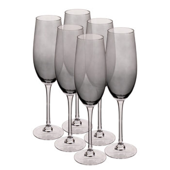 Pohár na šampanské Lilo Typ 2 je elegantným doplnkom pre každú domácnosť, ktorá si cení štýlové a moderné stolovanie. Tento set obsahuje šesť pohárov s objemom 280 ml, ideálnych na servírovanie šumivých vín a iných slávnostných nápojov. Poháre sú vyrobené z kvalitného skla v svetlosivej dymovej…
