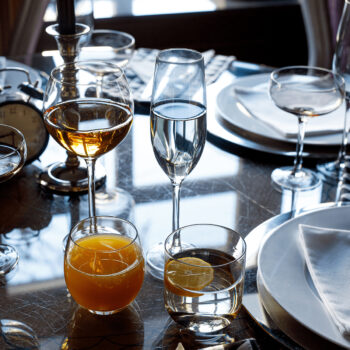 Pohár na šampanské Lilo Typ 2 je elegantným doplnkom pre každú domácnosť, ktorá si cení štýlové a moderné stolovanie. Tento set obsahuje šesť pohárov s objemom 280 ml, ideálnych na servírovanie šumivých vín a iných slávnostných nápojov. Poháre sú vyrobené z kvalitného skla v svetlosivej dymovej…