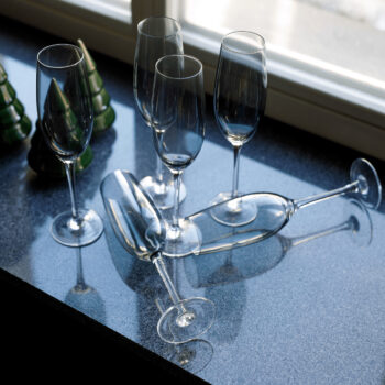 Pohár na šampanské Lilo Typ 2 je elegantným doplnkom pre každú domácnosť, ktorá si cení štýlové a moderné stolovanie. Tento set obsahuje šesť pohárov s objemom 280 ml, ideálnych na servírovanie šumivých vín a iných slávnostných nápojov. Poháre sú vyrobené z kvalitného skla v svetlosivej dymovej…