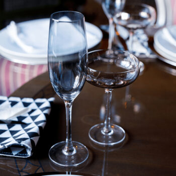 Pohár na šampanské Lilo Typ 2 je elegantným doplnkom pre každú domácnosť, ktorá si cení štýlové a moderné stolovanie. Tento set obsahuje šesť pohárov s objemom 280 ml, ideálnych na servírovanie šumivých vín a iných slávnostných nápojov. Poháre sú vyrobené z kvalitného skla v svetlosivej dymovej…