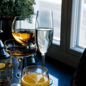 Pohár na šampanské Lilo Typ 2 je elegantným doplnkom pre každú domácnosť, ktorá si cení štýlové a moderné stolovanie. Tento set obsahuje šesť pohárov s objemom 280 ml, ideálnych na servírovanie šumivých vín a iných slávnostných nápojov. Poháre sú vyrobené z kvalitného skla v svetlosivej dymovej…