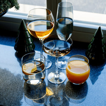 Pohár na šampanské Lilo Typ 2 je elegantným doplnkom pre každú domácnosť, ktorá si cení štýlové a moderné stolovanie. Tento set obsahuje šesť pohárov s objemom 280 ml, ideálnych na servírovanie šumivých vín a iných slávnostných nápojov. Poháre sú vyrobené z kvalitného skla v svetlosivej dymovej…