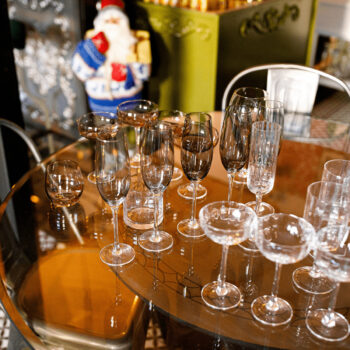 Pohár na šampanské Lilo Typ 2 je elegantným doplnkom pre každú domácnosť, ktorá si cení štýlové a moderné stolovanie. Tento set obsahuje šesť pohárov s objemom 280 ml, ideálnych na servírovanie šumivých vín a iných slávnostných nápojov. Poháre sú vyrobené z kvalitného skla v svetlosivej dymovej…