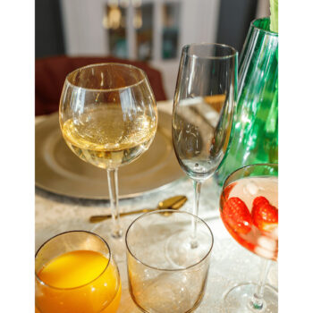 Pohár na šampanské Lilo Typ 2 je elegantným doplnkom pre každú domácnosť, ktorá si cení štýlové a moderné stolovanie. Tento set obsahuje šesť pohárov s objemom 280 ml, ideálnych na servírovanie šumivých vín a iných slávnostných nápojov. Poháre sú vyrobené z kvalitného skla v svetlosivej dymovej…