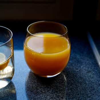 Predstavujeme vám elegantný pohár na vodu Lilo Typ 4, ktorý je súčasťou sady šiestich kusov. Tento pohár s objemom 450 ml je ideálnym doplnkom pre každodenné stolovanie aj špeciálne príležitosti. Jeho moderný vzhľad a tmavohnedá dymová farba dodajú vášmu stolu štýlový nádych.