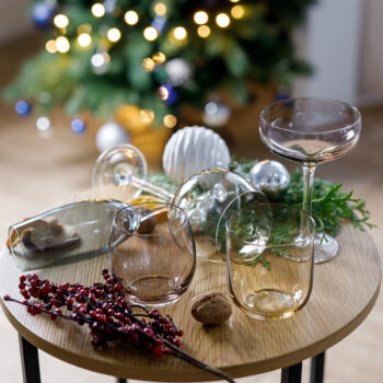 Predstavujeme vám elegantný pohár na vodu Lilo Typ 5, ktorý je súčasťou sady šiestich kusov. Tento pohár s objemom 360 ml je ideálnym doplnkom pre každodenné stolovanie aj špeciálne príležitosti. Jeho moderný vzhľad a svetlohnedá dymová farba dodajú vášmu stolu štýlový nádych.