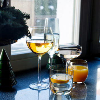 Predstavujeme vám elegantný pohár na vodu Lilo Typ 5, ktorý je súčasťou sady šiestich kusov. Tento pohár s objemom 360 ml je ideálnym doplnkom pre každodenné stolovanie aj špeciálne príležitosti. Jeho moderný vzhľad a svetlohnedá dymová farba dodajú vášmu stolu štýlový nádych.