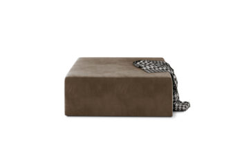 Moderný a priestranný taburet LIMA sa bude vynímať vo Vašej obývacej izbe alebo spálni. Hodí sa ako skvelý doplnok k sedacej súprave, alebo poslúži ako miesto na sedenie či relaxáciu.Taburet má pohodlný sedák vyplnený kvalitnou HR penou, ktorá zabezpečuje priedušnosť, elasticitu a maximálny komfort sedenia. Rám je vyrobený z kvalitnej LTD dosky. Sedadlo je potiahnuté kvalitnou látkou odolnou voči oderu a vyblednutiu v odtieni Monolith 85. Taburet je zo spodnej strany doplnený o nenápadné 2 cm nožičky.Rozmery:- šírka: 83 cm,- výška: 42 cm,- hĺbka: 83 cm.