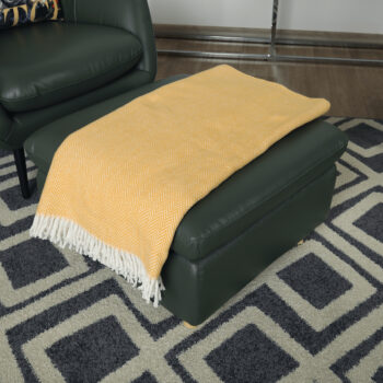 Taburetka Linsy v olivovozelenej farbe so svetlým orechom je ideálnym doplnkom pre váš interiér. Táto moderná taburetka od značky KONDELA sa vyznačuje elegantným dizajnom a kvalitným spracovaním, ktoré zaručuje dlhú životnosť. Je vyrobená z kombinácie kože a ekokože, čo jej dodáva luxusný vzhľad…