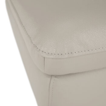 Taburetka Linsy v elegantnom prevedení svetlosivej farby a svetlého orecha je ideálnym doplnkom pre váš interiér. Táto moderná taburetka od značky KONDELA ponúka nielen štýlový vzhľad, ale aj praktické využitie. Je vyrobená z kvalitnej ekokože, ktorá je známa…