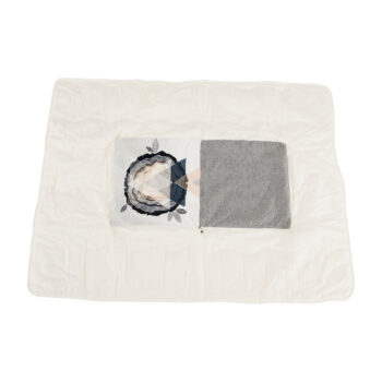 Predstavujeme vám elegantnú trojsedačku Linsy v modernom dizajne, ktorá sa stane skvelým doplnkom vášho interiéru. Táto sedačka v svetlosivej farbe s detailmi svetlého orecha je ideálna pre tých, ktorí hľadajú štýlové a pohodlné riešenie pre svoju obývačku.