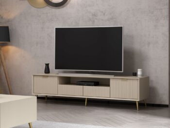 TV stolík LISA – Elegantný a praktický doplnok do vašej obývačkyTV stolík LISA je ideálnym riešením pre moderné obývacie izby. Vďaka svojmu minimalistickému dizajnu vo farbe pieskovca pôsobí elegantne a ľahko zapadne do rôznych typov interiérov. Štyri plné dvierka poskytujú dostatok úložného priestoru pre vaše multimediálne zariadenia, káble a ďalšie nevyhnutnosti.Hlavné vlastnosti produktu:Typ tovaru: TV stolíkVhodné do miestnosti: Obývacia izbaMateriál: Melamín, VT laminátRozmery: 45 x 180 x 35 cmFarba: PieskovecVybavenie: Dvierka plnéPočet dvierok: 4Hrúbka materiálu: 18 mmDodatočné informácie: Dodávame v demonteTV stolík LISA je vyrobený z kvalitných materiálov, ktoré zaisťujú dlhú životnosť a ľahkú údržbu. Jeho praktické usporiadanie a moderný dizajn z neho robí nepostrádateľný prvok vašej obývačky. kino a príslušenstvo!