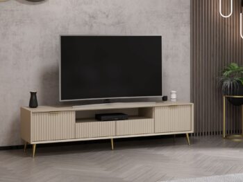 TV stolík LISA – Elegantný a praktický doplnok do vašej obývačkyTV stolík LISA je ideálnym riešením pre moderné obývacie izby. Vďaka svojmu minimalistickému dizajnu vo farbe pieskovca pôsobí elegantne a ľahko zapadne do rôznych typov interiérov. Štyri plné dvierka poskytujú dostatok úložného priestoru pre vaše multimediálne zariadenia, káble a ďalšie nevyhnutnosti.Hlavné vlastnosti produktu:Typ tovaru: TV stolíkVhodné do miestnosti: Obývacia izbaMateriál: Melamín, VT laminátRozmery: 45 x 180 x 35 cmFarba: PieskovecVybavenie: Dvierka plnéPočet dvierok: 4Hrúbka materiálu: 18 mmDodatočné informácie: Dodávame v demonteTV stolík LISA je vyrobený z kvalitných materiálov, ktoré zaisťujú dlhú životnosť a ľahkú údržbu. Jeho praktické usporiadanie a moderný dizajn z neho robí nepostrádateľný prvok vašej obývačky. kino a príslušenstvo!