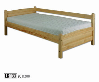 LK133 Posteľ - jednolôžko v šírke 90 cm je v klasickom štýle. Je vhodná do študentskej či hosťovskej izby. Posteľ je vyrobená z masívneho borovicového dreva. Farebné prevedenie: prírodná borovica. Za príplatok ponúkame možnosť namorenia na odtieň jelša, orech a dub. Rošt a matrac nie sú v cene postele. Je možné si ich u nás dokúpiť. Dodávame v demontovanom stave.