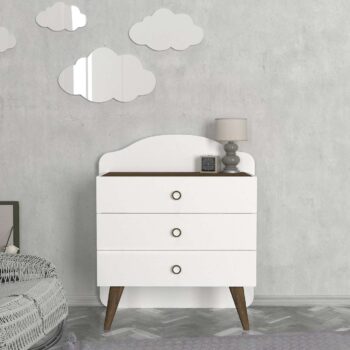 Komoda LORAPredstavujeme vám elegantnú a praktickú komodu LORA, ktorá je navrhnutá tak, aby sa dokonale hodila do vašej obývačky. Táto komoda ponúka nielen moderný dizajn, ale aj dostatok úložného priestoru pre vaše potreby.Špecifikácia produktu:Typ tovaru: KomodaVhodné do miestnosti: Obývacia izbaMateriál: LTDRozmer: 72 x 89 x 38,6 cmFarba: BielaVybavenie: 3 zásuvkyHrúbka materiálu: 18 mmDodatočné informácie: Dodávame v demonte.Komoda LORA sa vyznačuje elegantným bielym prevedením, ktoré ľahko zapadne do akéhokoľvek interiéru. S tromi priestrannými zásuvkami poskytuje dostatok úložného priestoru pre vaše veci, čo vám pomôže udržať vašu obývaciu izbu usporiadanú a čistú.Vďaka materiálu LTD s hrúbkou 18 mm je táto komoda robustná a odolná, čo zaručuje jej dlhú životnosť. Komodu dodávame v demonte, takže si môžete užiť radosť z jej ľahkého zostavenia.Vylepšite svoju obývaciu izbu s komodou LORA a pridajte do svojho domova kus nábytku, ktorý je nielen štýlový, ale aj praktický. Objednajte si ju ešte dnes a doprajte si elegantné a funkčné úložné riešenie.