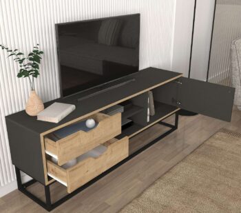 Zoznámte sa s LORES, TV stolíkom, ktorý kombinuje funkčnosť s moderným dizajnom, ideálny pre každú obývaciu izbu. Jeho elegantná svetlo hnedá a antracitová farba spoločne s praktickým dizajnom poskytujú nielen úložný priestor, ale aj dotvárajú štýlový vzhľad vášho domova.Detailné špecifikácieTyp tovaru: TV stolíkMateriál: Vysoko kvalitný LTD materiál s hrúbkou 18 mm, ktorý zaisťuje vysokú odolnosť a stabilitu.Rozmery: 150 x 53.2 x 35 cm, perfektne sa hodí na umiestnenie televíznych prijímačov a inej elektroniky.Farba: Kombinácia svetlo hnedej a antracitovej, ktorá prináša moderný a sofistikovaný vzhľad.Vybavenie: Stolík obsahuje regál, dve zásuvky a jednodverovú skrinku, čo ponúka rozmanité možnosti pre organizáciu a úložný priestor.Počet dverí, dvierok: Jeden dverový segment, poskytujúci skrytý priestor na uskladnenie ďalších potrieb.Dodatočné informácie: Dodávame v demontovanom stave, čo uľahčuje transport a montáž.TV stolík LORES je výnimočný svojou multifunkčnosťou a moderným dizajnom, čo z neho robí nielen praktický, ale aj vizuálne atraktívny kus nábytku, ktorý obohatí akúkoľvek obývaciu izbu.