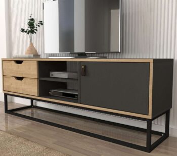 Zoznámte sa s LORES, TV stolíkom, ktorý kombinuje funkčnosť s moderným dizajnom, ideálny pre každú obývaciu izbu. Jeho elegantná svetlo hnedá a antracitová farba spoločne s praktickým dizajnom poskytujú nielen úložný priestor, ale aj dotvárajú štýlový vzhľad vášho domova.Detailné špecifikácieTyp tovaru: TV stolíkMateriál: Vysoko kvalitný LTD materiál s hrúbkou 18 mm, ktorý zaisťuje vysokú odolnosť a stabilitu.Rozmery: 150 x 53.2 x 35 cm, perfektne sa hodí na umiestnenie televíznych prijímačov a inej elektroniky.Farba: Kombinácia svetlo hnedej a antracitovej, ktorá prináša moderný a sofistikovaný vzhľad.Vybavenie: Stolík obsahuje regál, dve zásuvky a jednodverovú skrinku, čo ponúka rozmanité možnosti pre organizáciu a úložný priestor.Počet dverí, dvierok: Jeden dverový segment, poskytujúci skrytý priestor na uskladnenie ďalších potrieb.Dodatočné informácie: Dodávame v demontovanom stave, čo uľahčuje transport a montáž.TV stolík LORES je výnimočný svojou multifunkčnosťou a moderným dizajnom, čo z neho robí nielen praktický, ale aj vizuálne atraktívny kus nábytku, ktorý obohatí akúkoľvek obývaciu izbu.