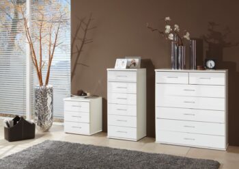 Elegantný nočný stolík so zásuvkami LORIANA doplní každý štýlový a moderný interiér.  Korpus je v nadčasovej bielej farbe, dvierka sú lakované vo vysokom lesku, čo ešte viac podčiarkuje jeho eleganciu. Či už ho využijete ako nočný stolík alebo ako komodu do spálne, bude určite ozdobou každého priestoru. Je vyrobený z kvalitenej LTD dosky, ktorá je nenáročná na udržiavanie. Rukoväte sú plastové v lesklej chrómovej farbe. Rozmery (ŠxVxH): 46 x 58 x 40 cm.Možno ho umiestniť samostatne, alebo aj ako doplnok k jedinečnej rohovej šatníkovej zostave, ktorá Vám poskytne maximálne využitie priestoru a súčasne pôsobí veľmi štýlovo.Dodávame v demonte.