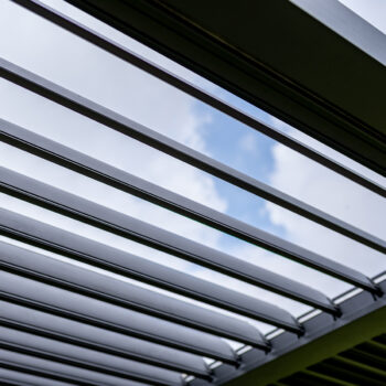 Užívajte si pohodovú atmosféru teplých slnečných dní vo Vašej záhrade, ukrytí v príjemnom chládku pod jedinečnou hliníkovou pergolou LOTAN 300x400 cm. Pretvorte Vašu záhradu na jedinečné miesto s príjemným prostredím, ktorú bude dokonale zdobiť táto praktická pergola. Nohy pergoly sú…