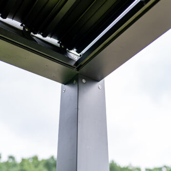 Užívajte si pohodovú atmosféru teplých slnečných dní vo Vašej záhrade, ukrytí v príjemnom chládku pod jedinečnou hliníkovou pergolou LOTAN 300x400 cm. Pretvorte Vašu záhradu na jedinečné miesto s príjemným prostredím, ktorú bude dokonale zdobiť táto praktická pergola. Nohy pergoly sú…