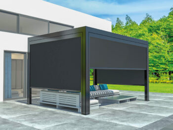 Doplnková zatemňovacia roleta Lotan 300 cm je veľmi praktickým doplnkom k hliníkovej pergole Lotan 300x400 cm. Jej potenciál objavíte pri príliš pálivých slnečných lúčoch, ale tak isto pri miernom daždi či vetre. Tieniaca bočná roleta je vynikajúcou súčasťou pergoly a zabezpečí pohodlné…