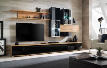 Nechajte sa očariť obývacou stenou LOWER, ktorá je v modernom a dizajnovom prevedení. V čiernom farebnom prevedení a s vysokým leskom pôsobí obývacia stena naozaj elegantne a štýlovo. Sklo na vitrínach je tvrdené a doplnené o hliníkové rámy.Má bezúchytkové otváranie skriniek pomocou Push Up systému. Na výrobu bola použitá kvalitná MDF doska.Rozmery: (š/v/h) 300 x 180 x 45 cm.FAREBNÉ PREVEDENIE : dub Wotan, čierny lesk.LED osvetlenie v cene. Dodávame v demontovanom stave. 