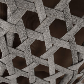 Objavte pohodlie a štýl s závesným hojdacím kreslom Luanda v elegantnej kombinácii hnedých a sivohnedých odtieňov. Toto moderné kreslo je ideálne pre všetky vekové kategórie a je určené na použitie v interiéri aj exteriéri, čo z neho robí univerzálny doplnok do vášho domova…