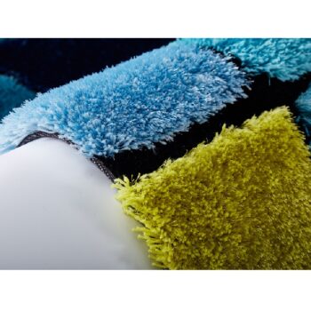 Koberec LUDVIG 80x150 cm ocenia predovšetkým tí, ktorí často chodia bosí. Je príjemný na dotyk, preto sa budú vaše chodidlá cítiť ako v bavlnke. Vyrobený je zo 100% polyesteru. Kombinácia svetlomodrej, tmavomodrej, zelenej a tyrkysovej bude prvé, čo si po vstupe do miestnosti všimnete. Geometrický…