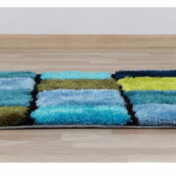 Koberec LUDVIG 80x150 cm ocenia predovšetkým tí, ktorí často chodia bosí. Je príjemný na dotyk, preto sa budú vaše chodidlá cítiť ako v bavlnke. Vyrobený je zo 100% polyesteru. Kombinácia svetlomodrej, tmavomodrej, zelenej a tyrkysovej bude prvé, čo si po vstupe do miestnosti všimnete. Geometrický…
