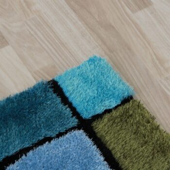 Koberec LUDVIG 80x150 cm ocenia predovšetkým tí, ktorí často chodia bosí. Je príjemný na dotyk, preto sa budú vaše chodidlá cítiť ako v bavlnke. Vyrobený je zo 100% polyesteru. Kombinácia svetlomodrej, tmavomodrej, zelenej a tyrkysovej bude prvé, čo si po vstupe do miestnosti všimnete. Geometrický…