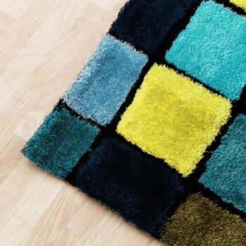 Koberec LUDVIG 80x150 cm ocenia predovšetkým tí, ktorí často chodia bosí. Je príjemný na dotyk, preto sa budú vaše chodidlá cítiť ako v bavlnke. Vyrobený je zo 100% polyesteru. Kombinácia svetlomodrej, tmavomodrej, zelenej a tyrkysovej bude prvé, čo si po vstupe do miestnosti všimnete. Geometrický…